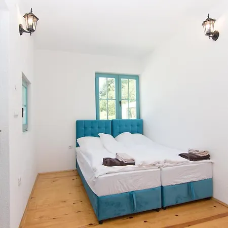 Retro Village Ravne ヴィソコ