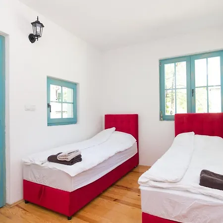 Retro Village Ravne アパート