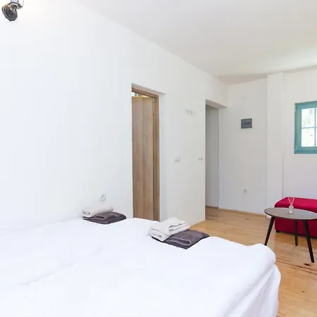 Retro Village Ravne アパート *