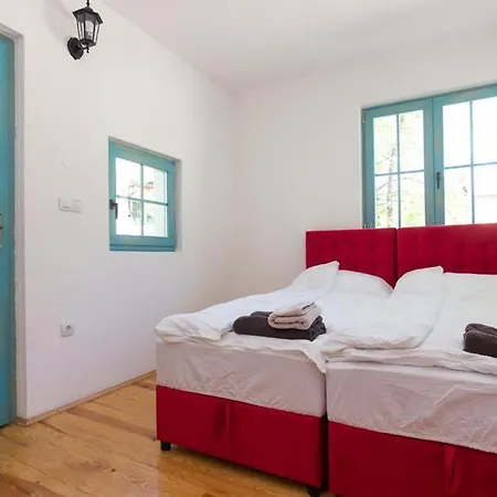 Retro Village Ravne *